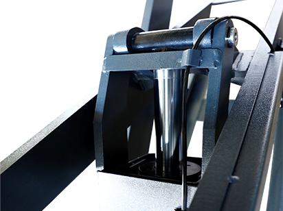 Steel plates for oil cylinder lugs and oil cylinder support arms are thickened.