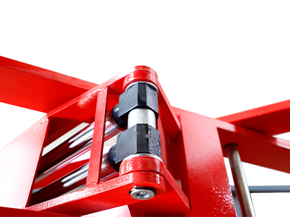 Steel plates for oil cylinder lugs and oil cylinder support arms are thickened.