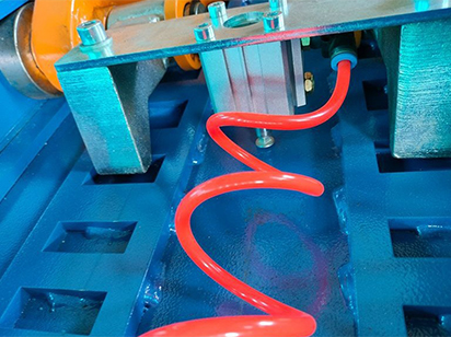 The combination of safety locks and clamping grooves provides reliable safety protection for the lifting and lowering of the platform.