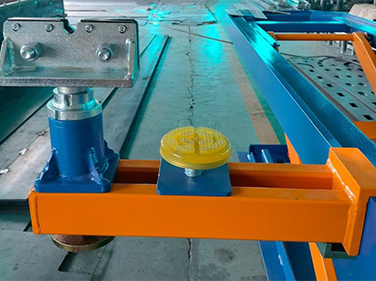 The adjustable vice allows for fast clamping of the vehicle chassis, making disassembly and installation more convenient.