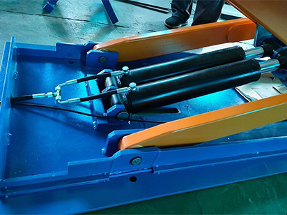 Adopting a high-quality hydraulic system and imported sealrings, it delivers powerful force to ensure stable lifting of the platform.